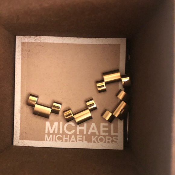 Michael Kors Oversized Bradshaw Gold Tone … - Picture 6 of 6